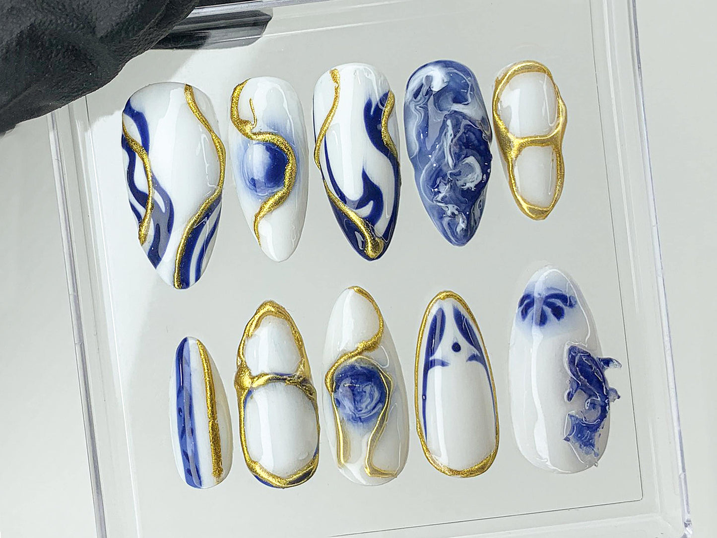 和風鯉 Fish Porcelain ネイル｜ホワイト & ブルー ネイルチップ｜カスタム ハンドメイド Bát Tràng Ceramic ネイルアート from Vietnam｜HD480AV