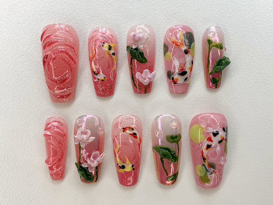 鯉の池 ブリス ネイルチップ｜Koi フラワー ネイルチップ｜穏やかな Waters ネイルアート｜Blossoming ネイルチップ｜ピンク Garden Koi ネイル｜J464AV