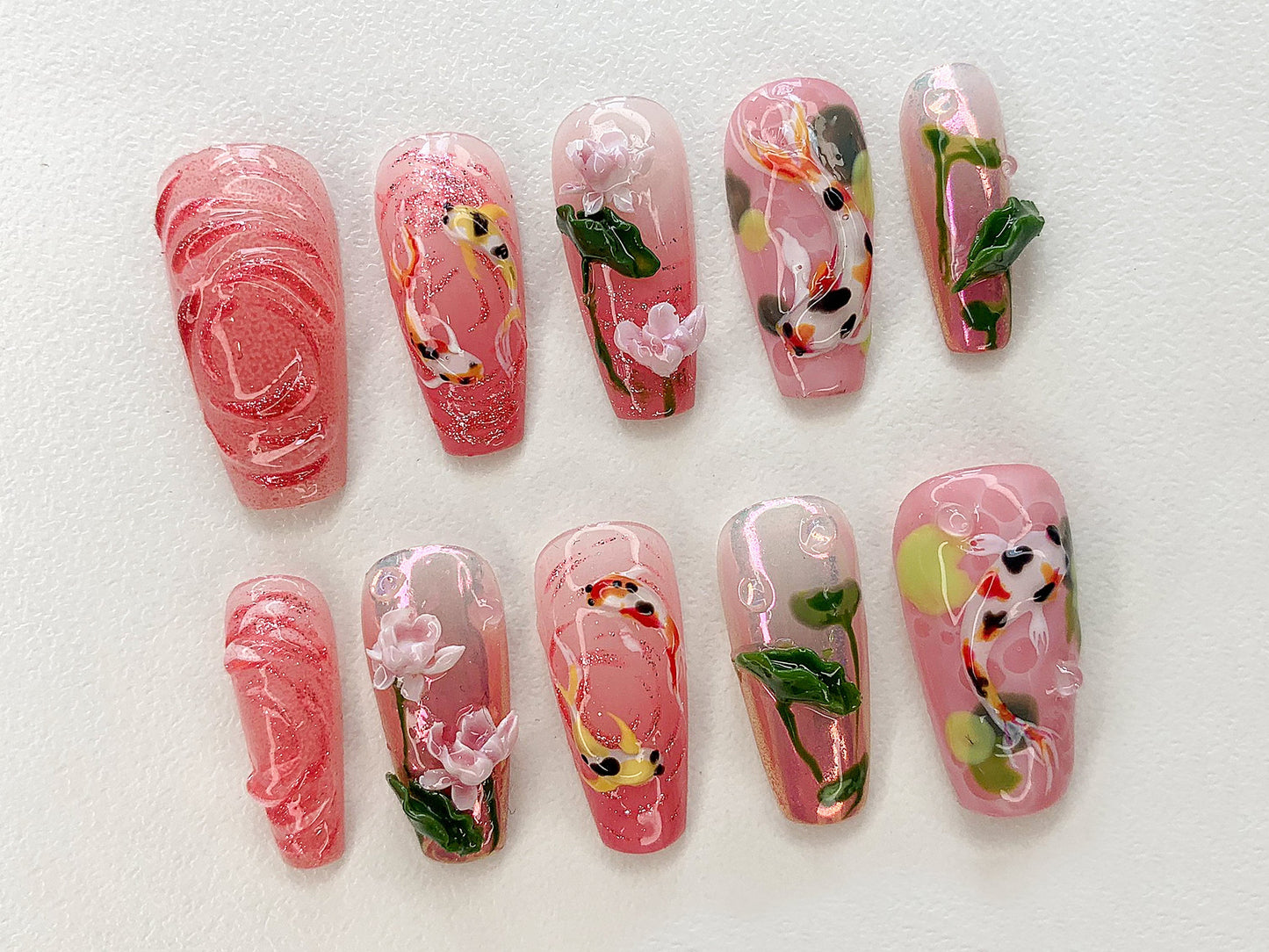 鯉の池 ブリス ネイルチップ｜Koi フラワー ネイルチップ｜穏やかな Waters ネイルアート｜Blossoming ネイルチップ｜ピンク Garden Koi ネイル｜J464AV