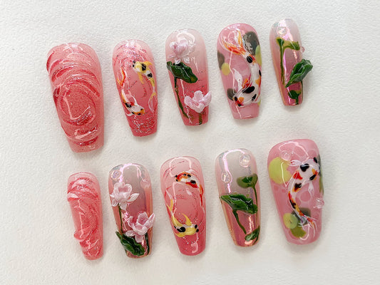 鯉の池 ブリス ネイルチップ｜Koi フラワー ネイルチップ｜穏やかな Waters ネイルアート｜Blossoming ネイルチップ｜ピンク Garden Koi ネイル｜J464AV