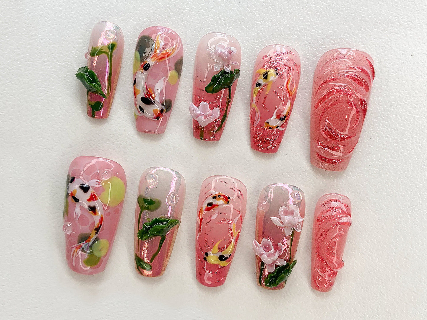 鯉の池 ブリス ネイルチップ｜Koi フラワー ネイルチップ｜穏やかな Waters ネイルアート｜Blossoming ネイルチップ｜ピンク Garden Koi ネイル｜J464AV