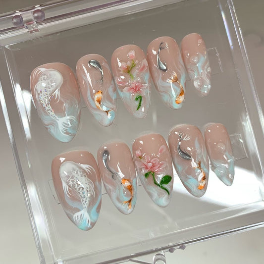 鯉の池 ブリス ネイルチップ｜Koi フラワー ネイルチップ｜穏やかな Waters ネイルアート｜Blossoming ネイルチップ｜禅 Garden Koi ネイル｜HD479Y