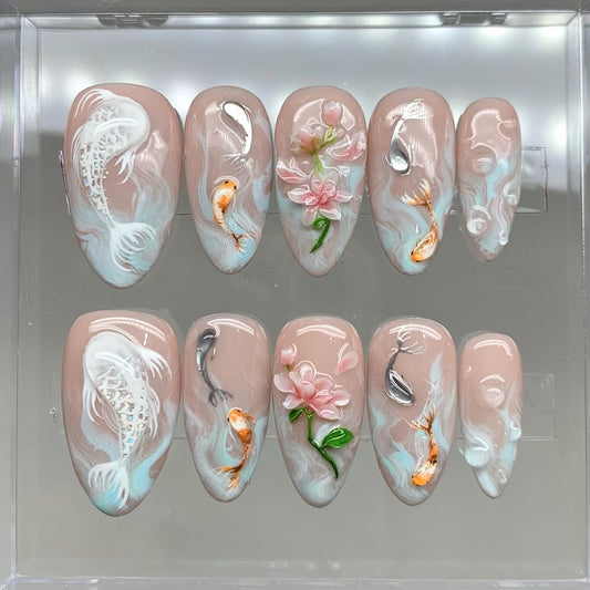 鯉の池 ブリス ネイルチップ｜Koi フラワー ネイルチップ｜穏やかな Waters ネイルアート｜Blossoming ネイルチップ｜禅 Garden Koi ネイル｜HD479Y