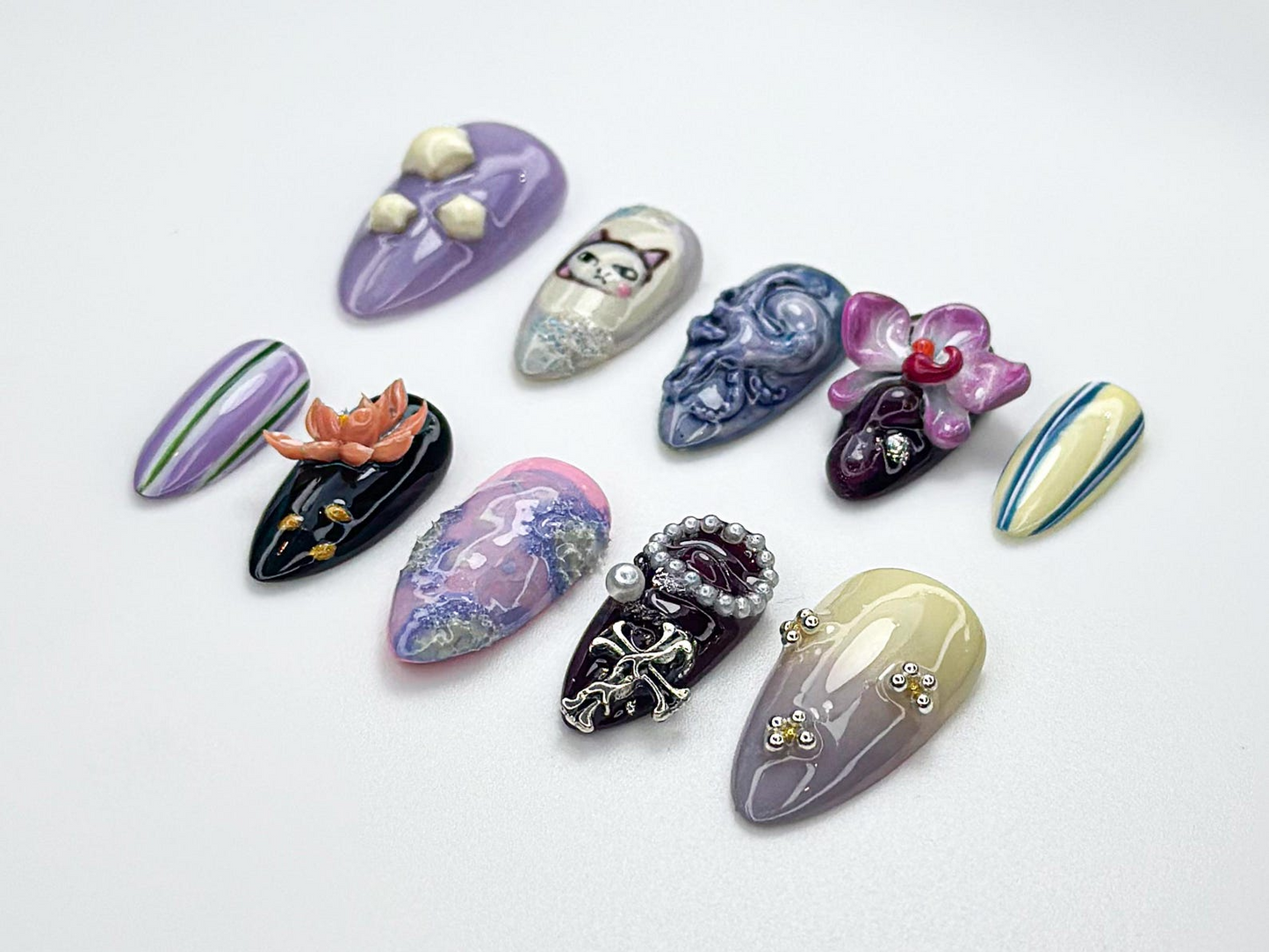 遊び心のある Violet ネイルチップ｜3Dキャット & Orchid ネイルアート｜Abstract Swirl ゴシック パール ネイル｜ハンドメイド ネイルセット｜アーティスティック ネイル｜JB981HC