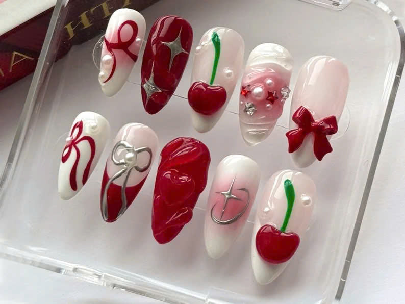 遊び心のある レッド チェリー ネイルチップ｜上品 リボンs & Cherries ネイルアート｜Playful チェリー Fake Nail｜Stylish リボン ネイルチップ｜HD489Y