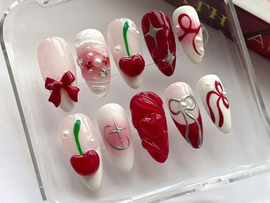 遊び心のある レッド チェリー ネイルチップ｜上品 リボンs & Cherries ネイルアート｜Playful チェリー Fake Nail｜Stylish リボン ネイルチップ｜HD489Y