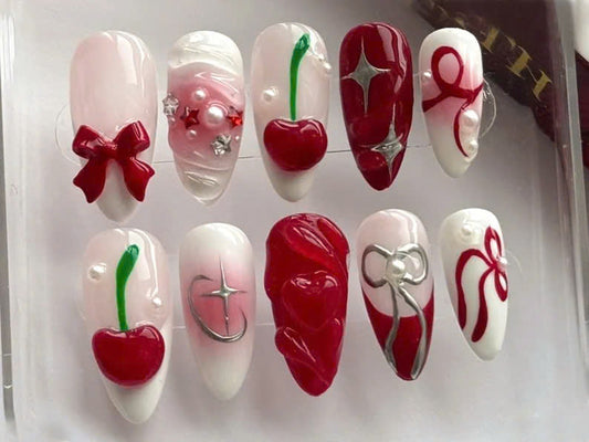 遊び心のある レッド チェリー ネイルチップ｜上品 リボンs & Cherries ネイルアート｜Playful チェリー Fake Nail｜Stylish リボン ネイルチップ｜HD489Y