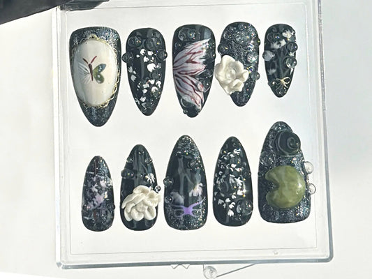 Mystical Midnight Garden ネイルチップ｜クリスタルs & ビジューs ネイルチップ｜Dark フラワー Fantasy ネイルアート｜ブラック Elegance ネイル｜HB638YC