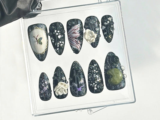 Mystical Midnight Garden ネイルチップ｜クリスタルs & ビジューs ネイルチップ｜Dark フラワー Fantasy ネイルアート｜ブラック Elegance ネイル｜HB638YC